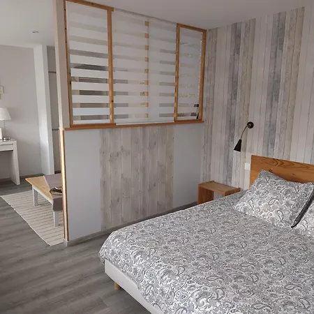 Monts Et Reves Bed & Breakfast